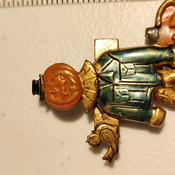 Vintage Scarecrow With Pumpkin Pin/Broach Handcrafted Scene W/Hand Painted Parts - Picture 2 of 8